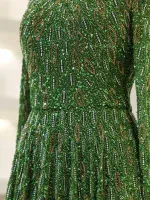 Sequined green dress with leaf pattern, ideal for special events. Stylish, eye-catching design with sparkling detailing that enhances any festive or formal outfit.