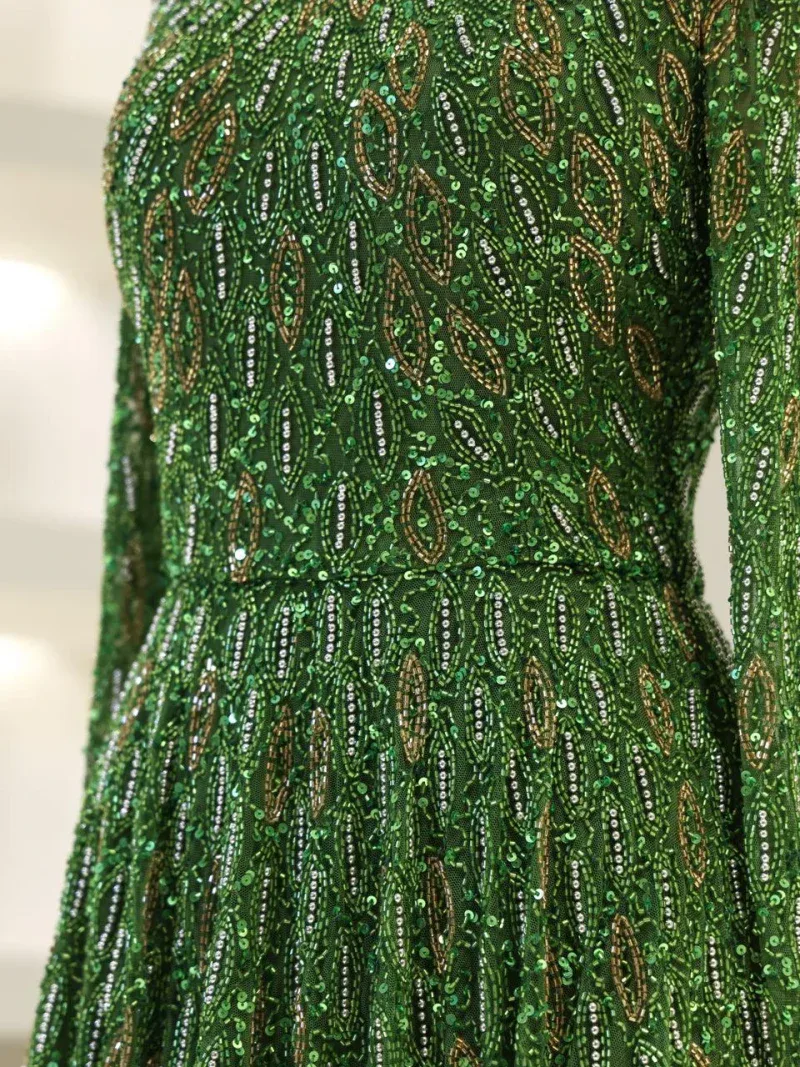 Sequined green dress with leaf pattern, ideal for special events. Stylish, eye-catching design with sparkling detailing that enhances any festive or formal outfit.